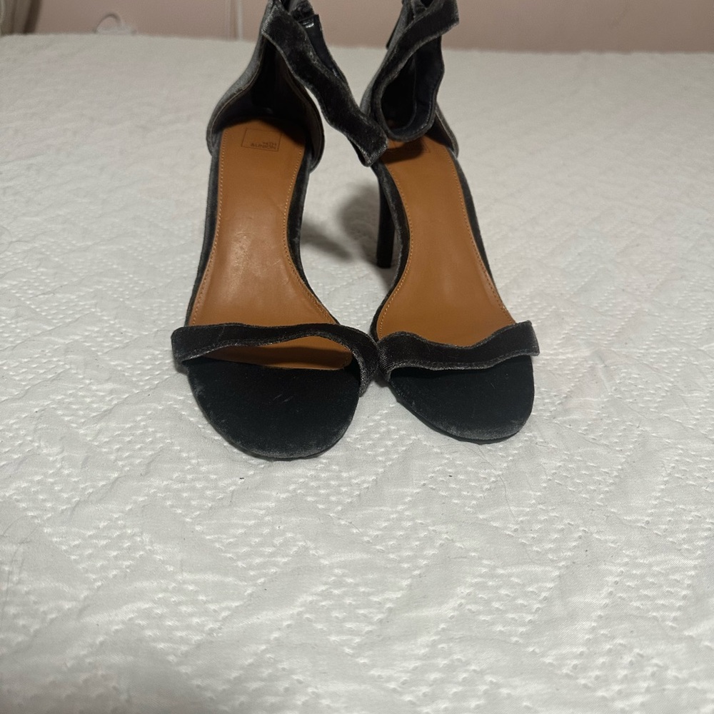 14th & Union Black Heels Sophisticated Style